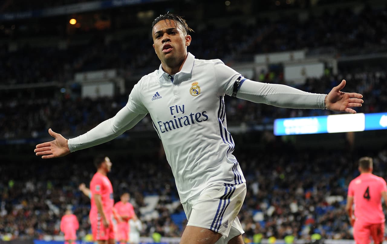 Mariano Díaz: en la temporada 2017/18 salió en venta al Olympique Lyon siendo una de las últimas opciones para Zinedine Zidane en la delantera. Ahora, sin Cristiano Ronaldo, un cupo se abrió y el club presionó su regreso.