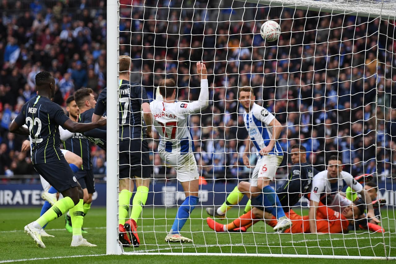 Increíblemente, antes de finalizar el primer tiempo, el Brighton tuvo el empate en esta jugada luego de que Shane Duffy bajara un balón en el área de cabeza.