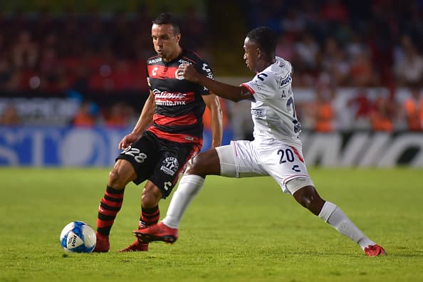 Comenzó el encuentro y ambos equipos buscaron asumir la iniciativa.