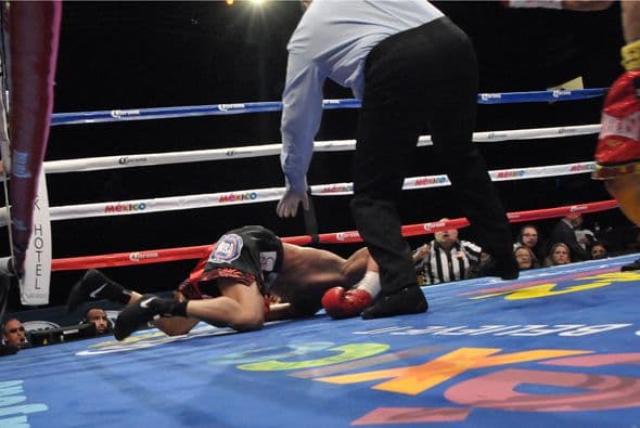 Hasta que a mitad del segundo rouns Juan Manuel López se fue de boca contra la lona.