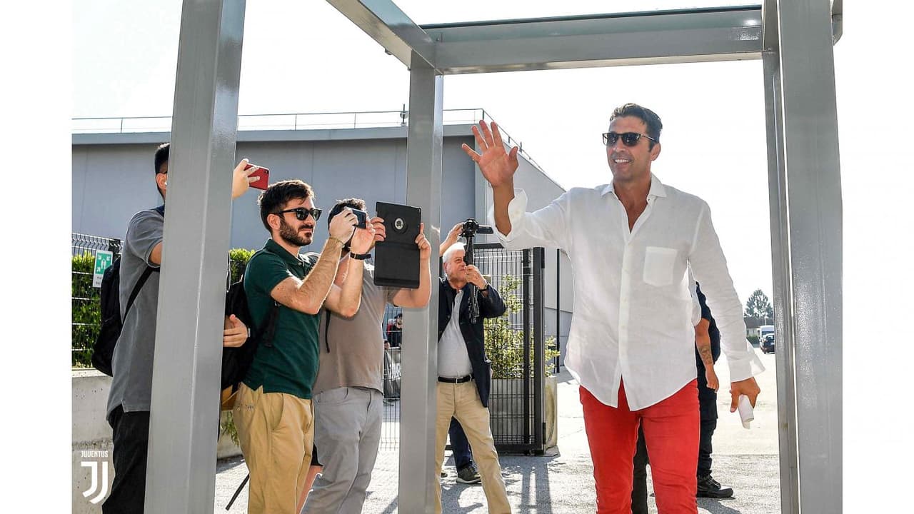 El sueño de miles de aficionados de la Juventus, y quizás del propio Gianluigi Buffon, se hizo realidad. El histórico portero regresó al club de Turín y este jueves causó euforia entre quienes lo acompañaron en esta jornada.