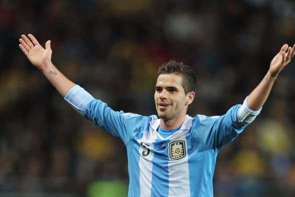 Fernando Gago. Posición: Defensa. Fecha de nacimiento: 10 de abril de 1986. Club: Boca Juniors, Argentina.