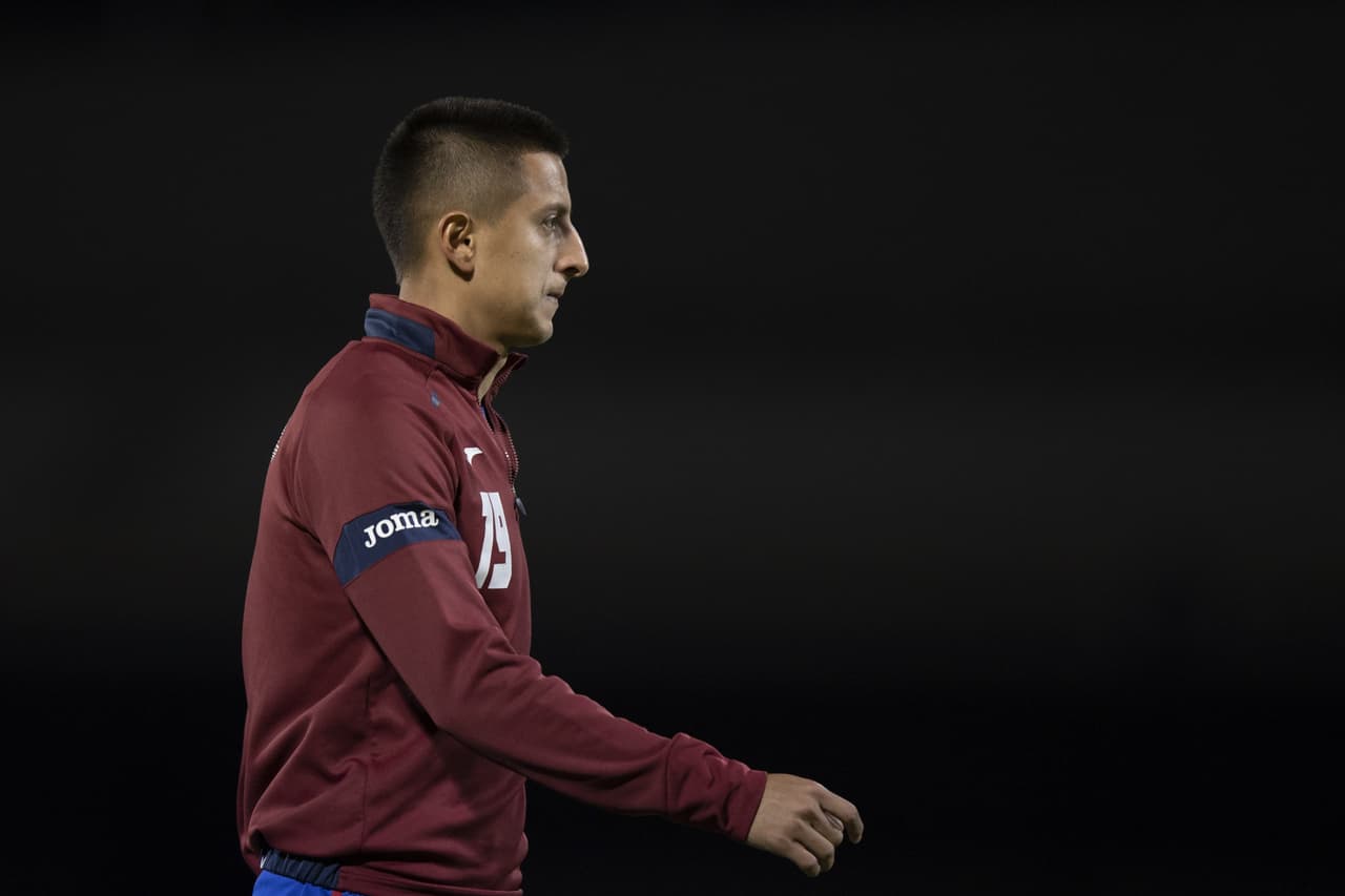 Jugadores del deportivo Cruz Azul se lamentan luego de ser el primer equipo que es eliminado luego de una haber obtenido una asombrosa ventaja de 4-0 en la ida de las semifinales.