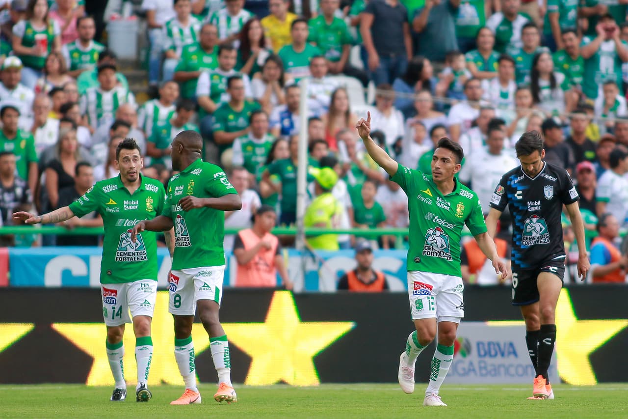 La primera anotación cayó al minuto 23 producto de un centro que fue desviado. En primera instancia parecía que el gol había sido de Ángel Mena pero la Liga MX decretó autogol de Raúl López.