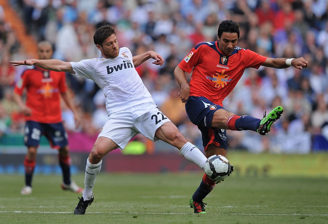 El iraní Javad Nekounam (der.) falló con el Osasuna el 28 de marzo de 2010.