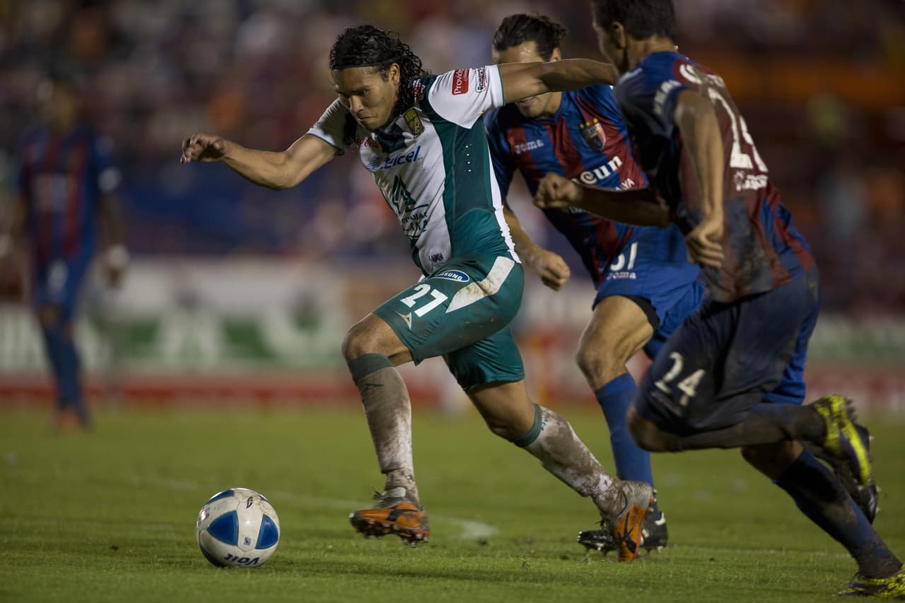 León comenzó la defensa de su título en el Apertura del 2013 con un empate 1-1 contra Atlante, pero al final del torneo se coronño de nuevo campeón.