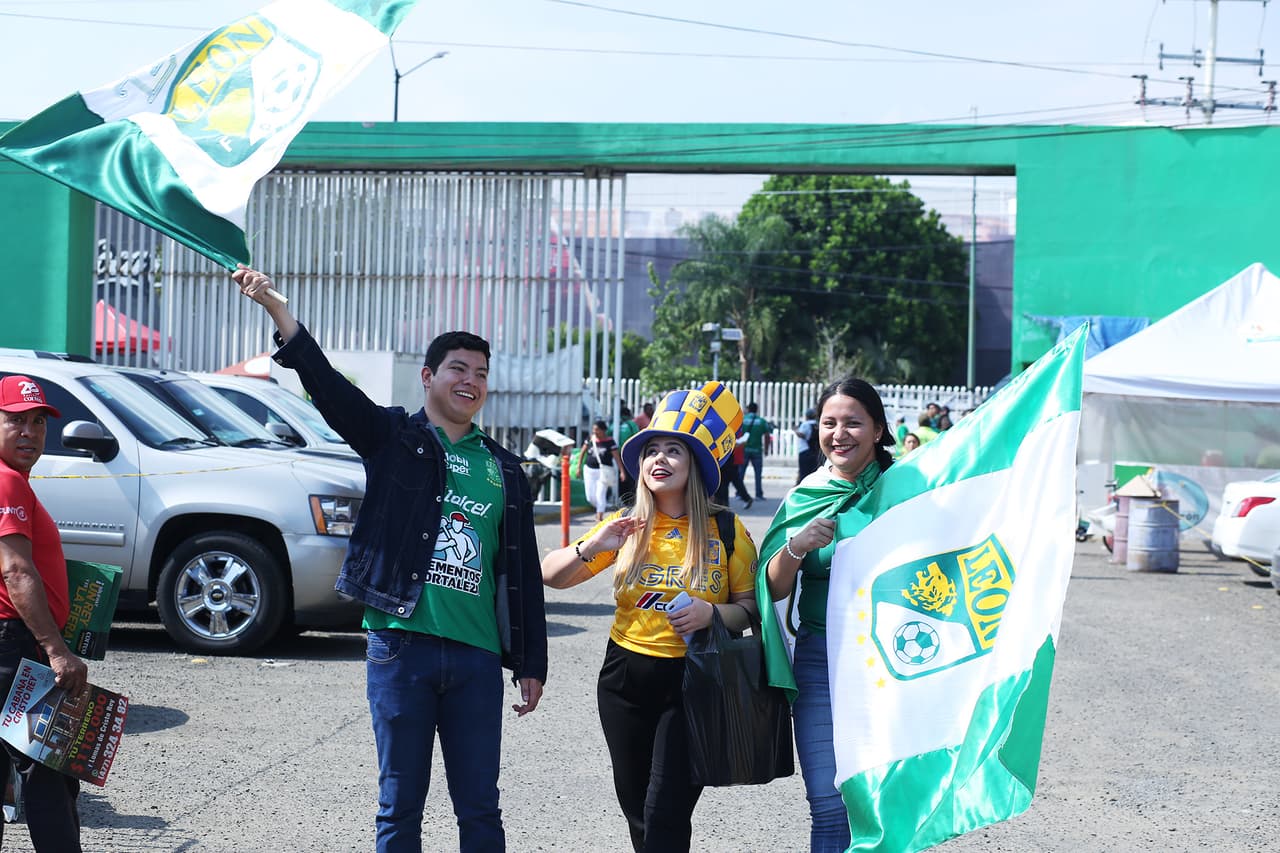 A pocos minutos de la Final del Clausura 2019 entre León y Tigres así viven los fanáticos la llegada al estadio.