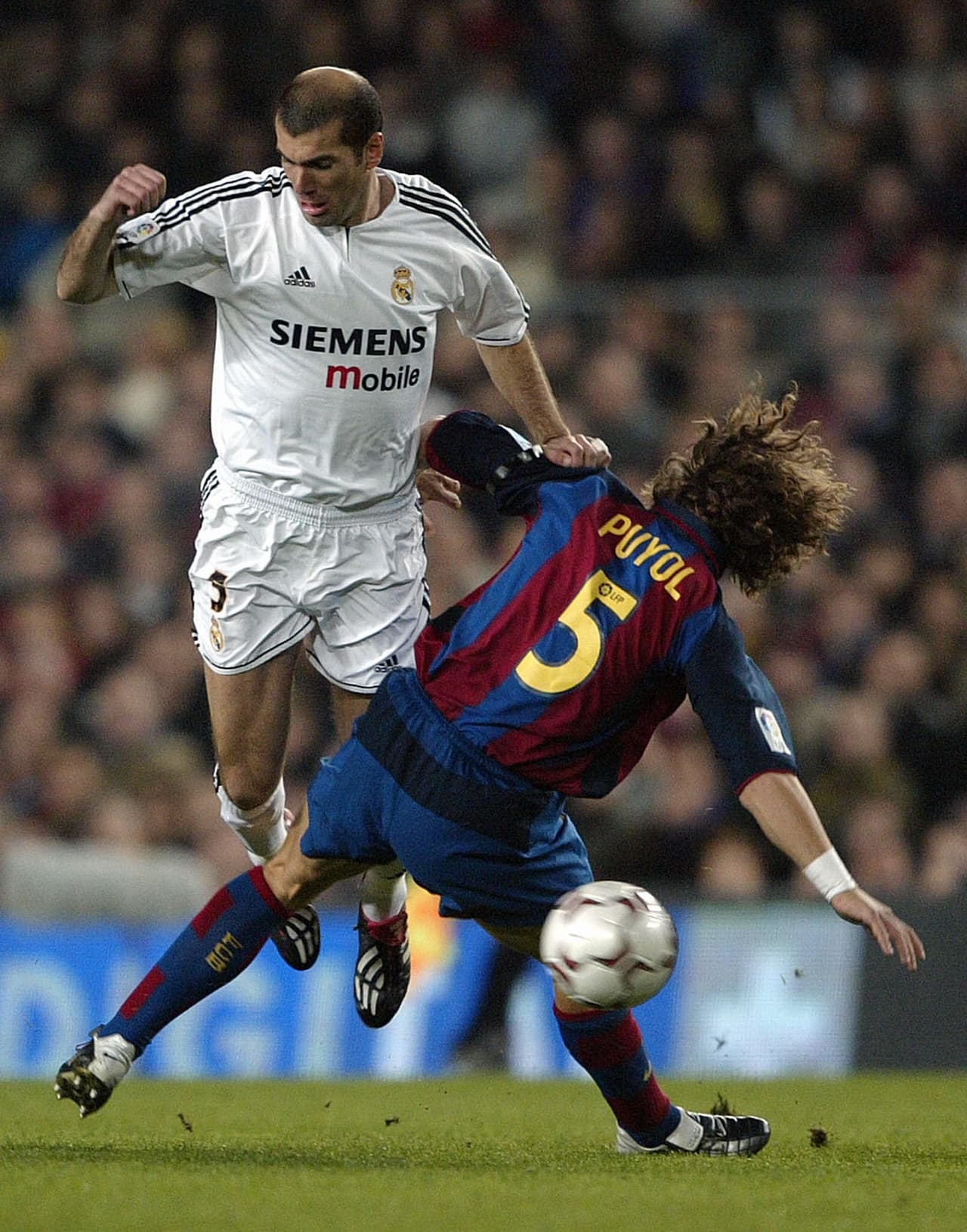 El siguiente enfrentamiento entre ambos en un Real Madrid-Barcelona fue en la temporada 2002-03, de nuevo en la fecha 30, el 19 de abril del 2003 en un candente partido en el Bernabéu que terminó otra vez en empate 1-1 con dianas de Ronaldo (15’) y Luis Enrique (31’).