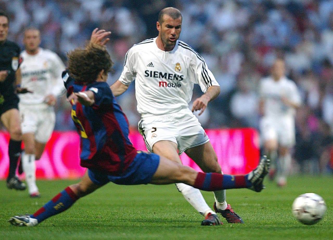 La última temporada que compartieron como jugadores por el retiro de Luis Enrique fue la 2003/2004 misma que vivió el Clásico en la jornada 34 el 25 de abril con victoria para el Barcelona 2-1 en casa del Real Madrid.