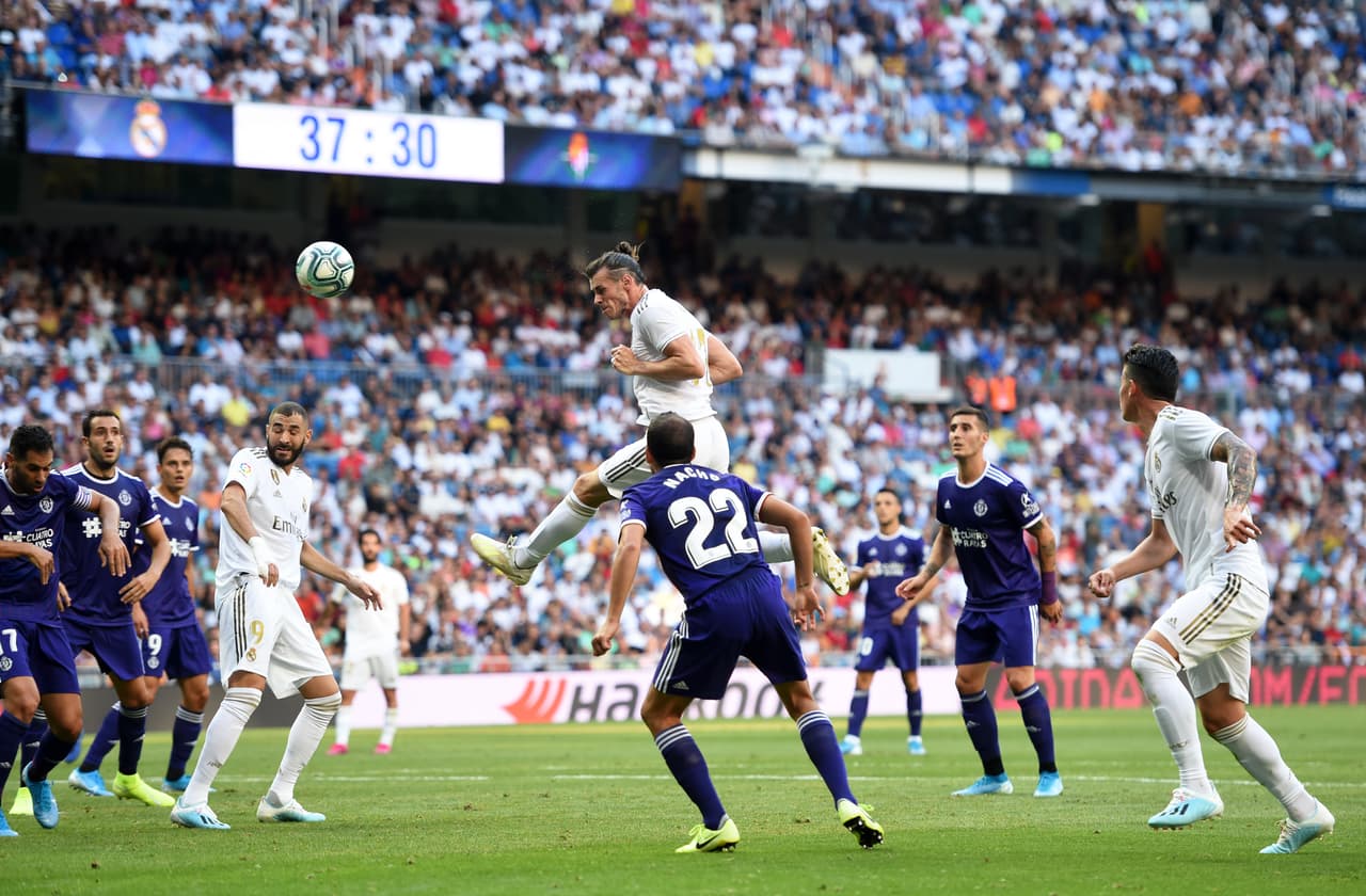El Real Madrid empató 1-1 ante el Valladolid con goles de Benzema y Guardiola. El conjunto merengue sufrió ante el repliegue bajo del cuadro visitante y pierde dos puntos en la lucha por el título.