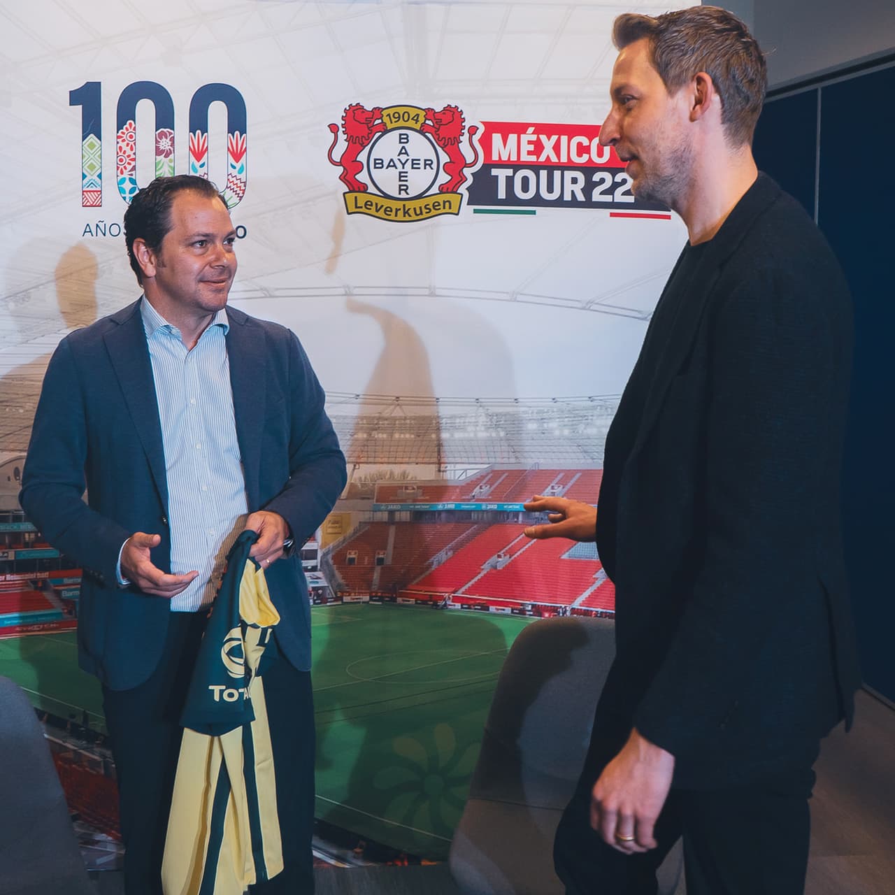 El presidente del América junto a Stefan Kießling.