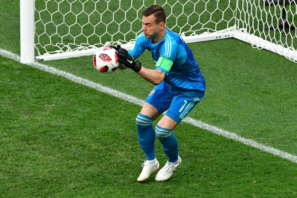 Cuando fue necesario, apareció el arquero Igor Akinfeev para aguantar los remates españoles.