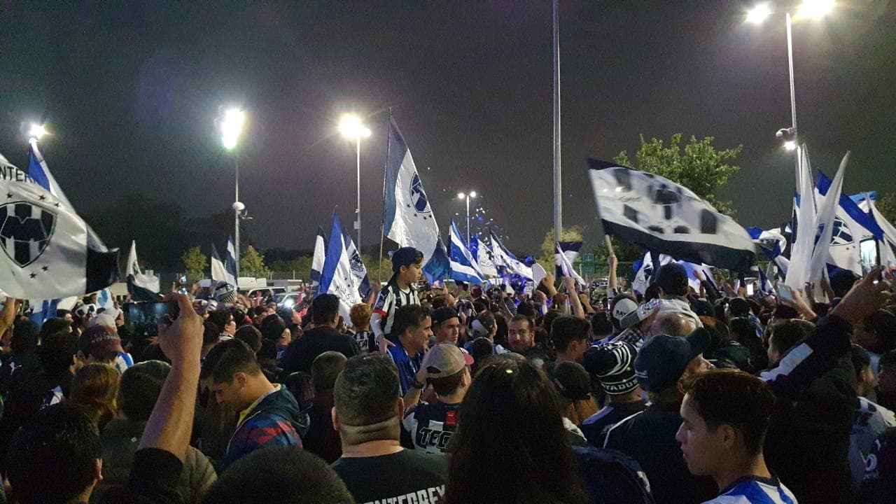 La afición de Rayados muestra confianza en su equipo y llega al Estadio con banderas, cánticos y bengalas.