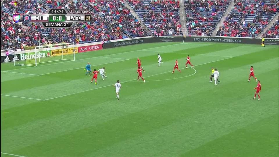 Jorge Corrales despeja el balón y aleja el peligro