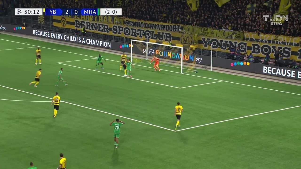 ¡CERCA! Frantzdy Pierrot disparó que se estrella en el poste.