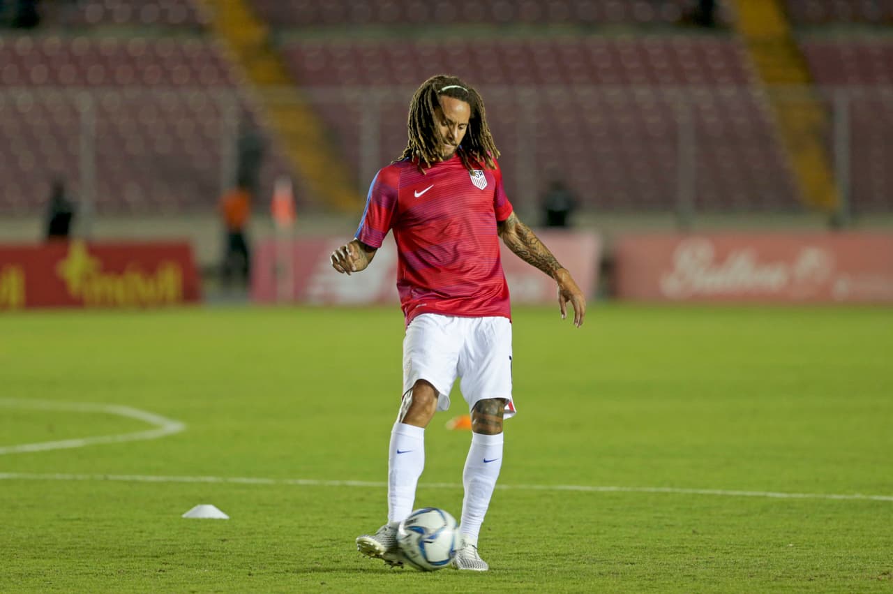 Jermaine Jones da unos toques de práctica previos al encuentro.