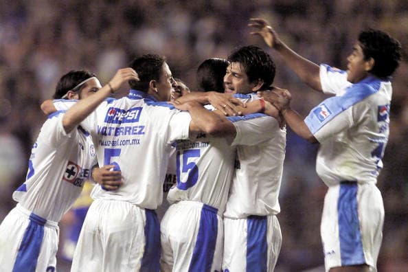 BUENOS AIRES, ARGENTINA: Members of Mexico's Cruz Azul celebrate teammate Francisco Palencia's (C, hidden) goal against Boca Juniors of Argentina, 28 June 2001 in Buenos Aires, Argentina. At the close of the first half, Cruz Azul led 1-0 in the final of the Copa Libertadores de America tournament. Jugadores del equipo mexicano Cruz Azul de Mexico festejan el gol de Francisco Palencia contra Boca Juniors el 28 de junio de 2001, durante el partido final de la Copa Libertadores de America en Buenos Aires, Argentina. Al final del primer tiempo Cruz Azul se impone por 1-0. AFP PHOTO/Vanderlei ALMEIDA (Photo credit should read VANDERLEI ALMEIDA/AFP/Getty Images)