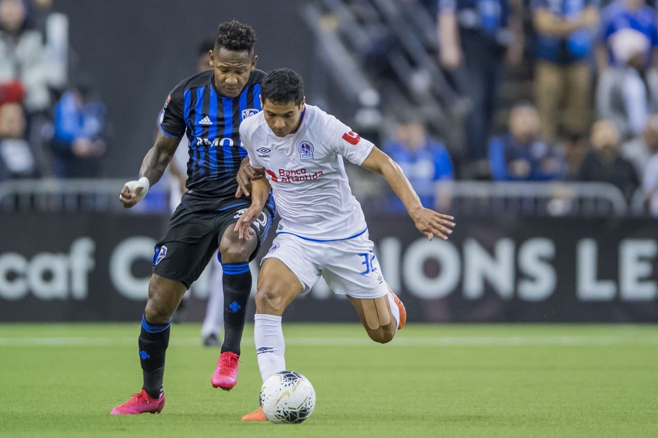 Carlos Pineda le roba el balón a Romell Quito y sale a toda velocidad oara crear un peligroso contragolpe.