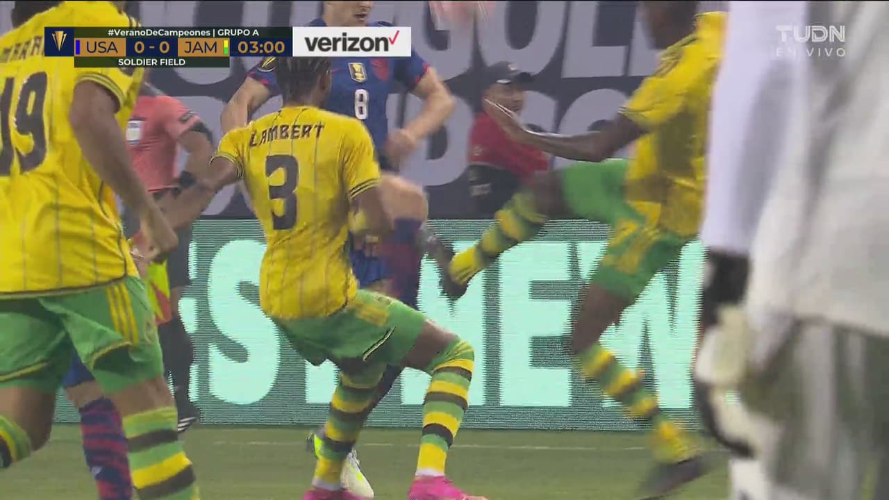 ¡Se vale sobar! Dura entrada de Damion Lowe sobre James Sands