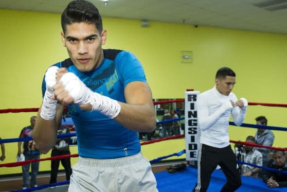 Dos boxeadores mexicanos con más futuro, 'Zurdo' Ramírez y Oscar Valdez estarán en acción este 15 de noviembre en el Alamodome de San Antonio, Texas.