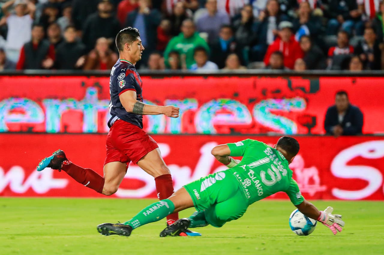El arquero Alfonso Blanco (derecha) salvó a Pachuca de un nuevo gol de Chivas antes del intermedio.
