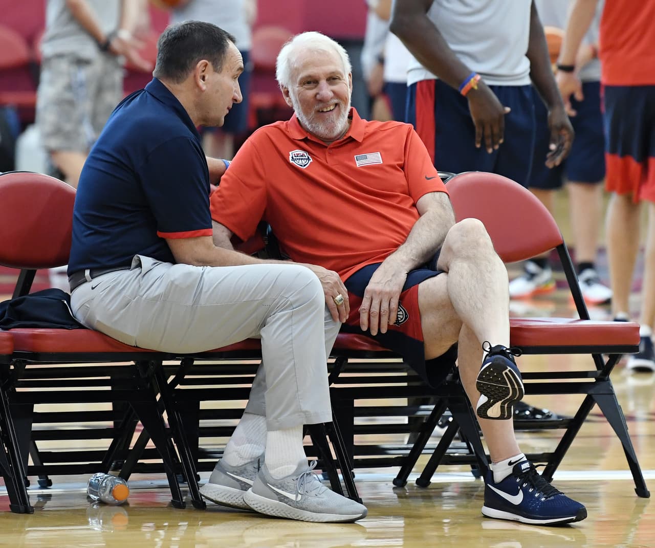 Mike Krzyzewski y Gregg Popovich tuvieron un tiempo para dialogar antes de la práctica. El entrenador de los Spurs toma su relevo en la selección.