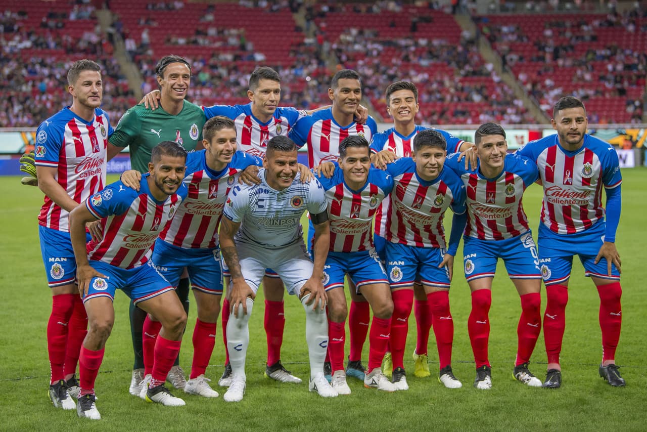Afición de Chivas ovaciona a Salcido como rival