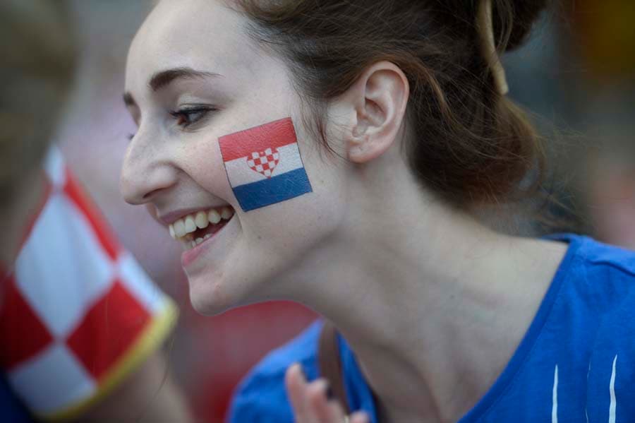 Zagreb, 230614. Mnogi Zagrepcani koji vecerasnju nogometnu utakmicu Hrvatske protiv Meksika zele pratiti na otvorenom, uputili su se na Trg bana Josipa Jelacica gdje je organizirana navijacka zona u kojoj je postavljen ekran velicine 52 cetvorna metra. Na fotografiji: navijaci u centru grada. Foto: Goran Mehkek / CROPIX