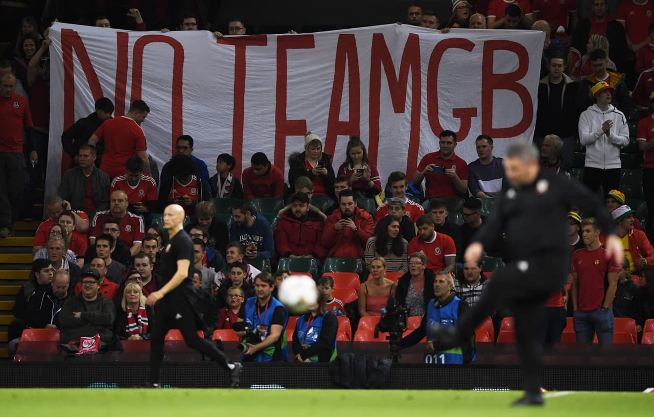 Algunos aficionados locales protestaban una vez más por el equipo de Gran Bretaña que participa en los Juegos Olímpicos de la Juventud.