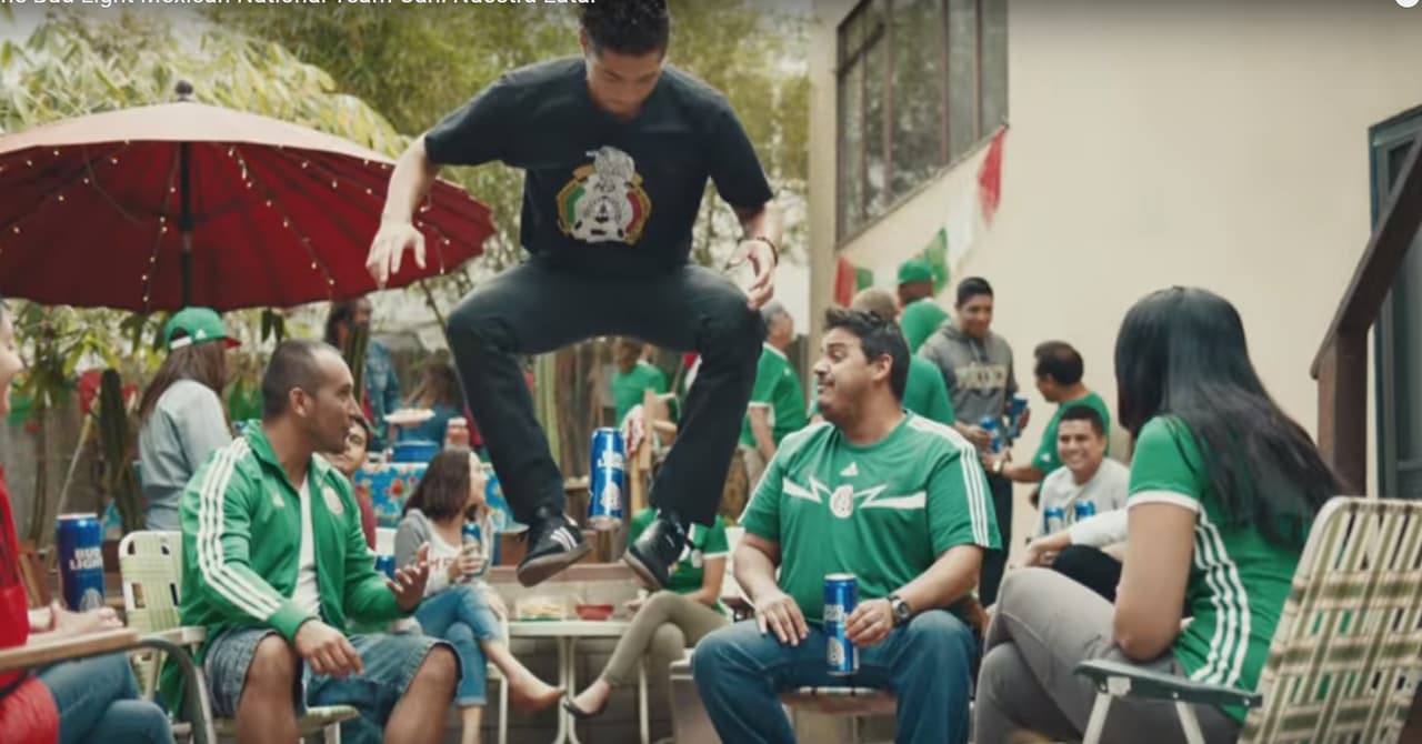 El Tri, sus aficionados y figuras del pasado son homenajeados en un comercial de televisión 