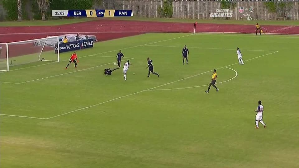 ¡CERCA!. Rolando Blackburn disparó que se estrella en el poste.