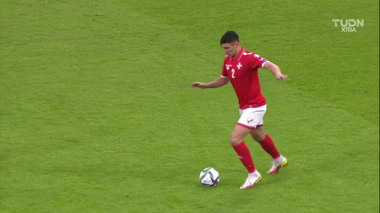 ¡Tarjeta Roja! Teddy Teuma recibe la segunda amarilla y se va del juego.