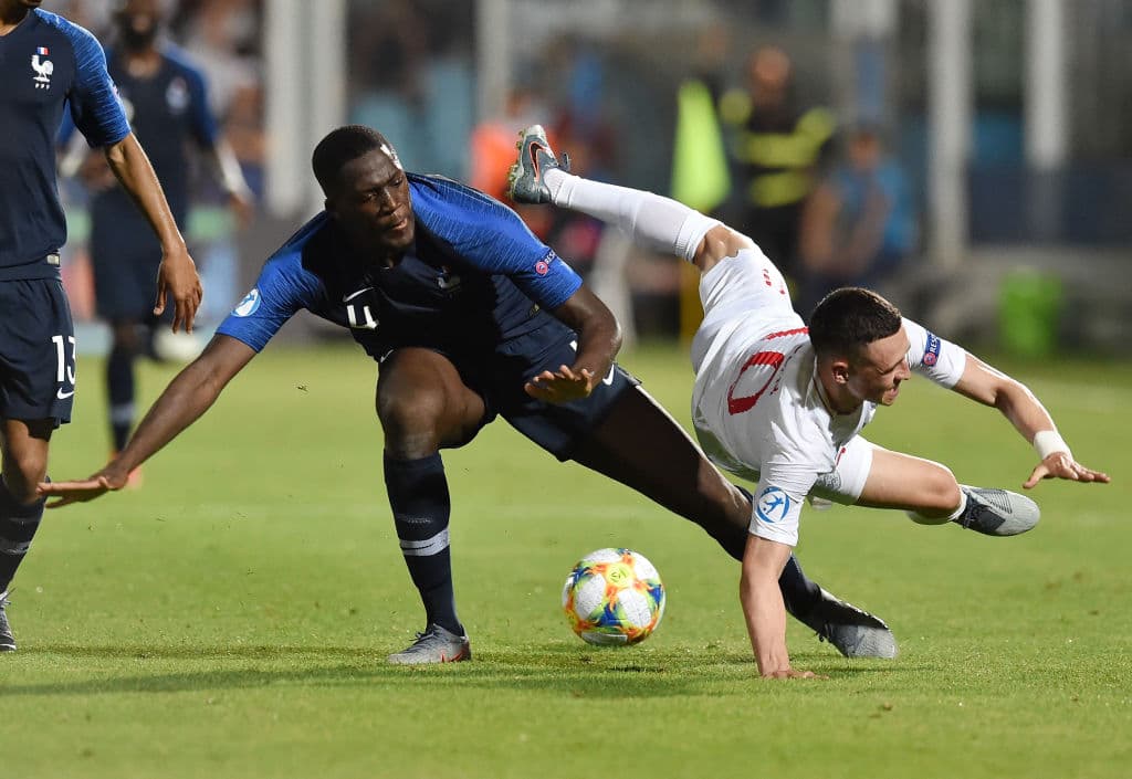Francia viene de atrás para asestarle un duro golpe a Inglaterra en el Europeo Sub 21 al vencerla por 2-1 con goles al límite del tiempo.