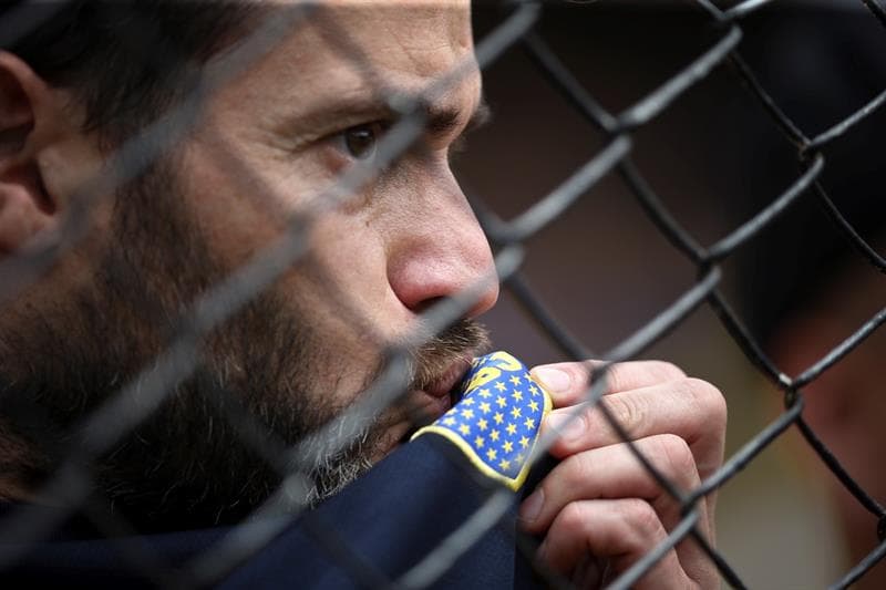 Los hinchas de Boca Juniors y River Plate viven con pasión la ida en la final de Copa Libertadores. Los xeneizes lo disfrutan en La Bombonera, mientras los 'millonarios' apoyan en el Monumental, pues no pueden ir al estadio de su rival.