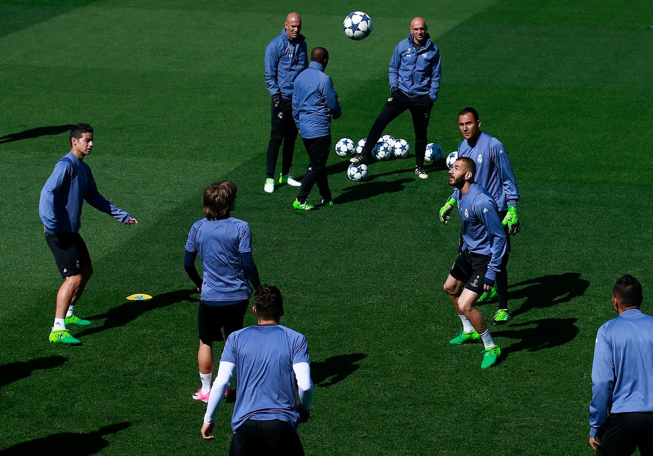 Quince años después, Zidane dirige el entrenamiento del Real Madrid en Valdebebas. En ese periodo, sumó su tercer premio como mejor jugador de la FIFA (2003), se retiró en el Mundial de Alemania 2006 y luego regresó al Real Madrid como consejero del club (2009), fue segundo entrenador del italiano Carlo Anchelotti, técnico del Castilla y desde 2016 entrenador del primer equipo.