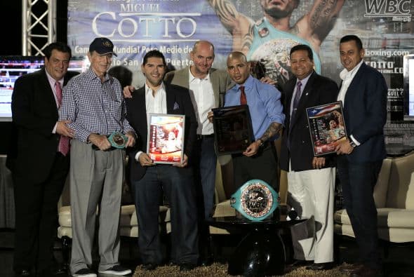 Miguel Cotto recibió también una placa como reconocimiento (Foto: Cotto Promotions)