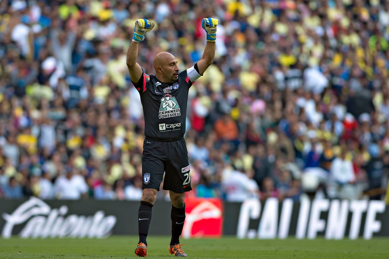 Oscar Pérez se convierte en el futbolista de más edad en jugar en el Azteca