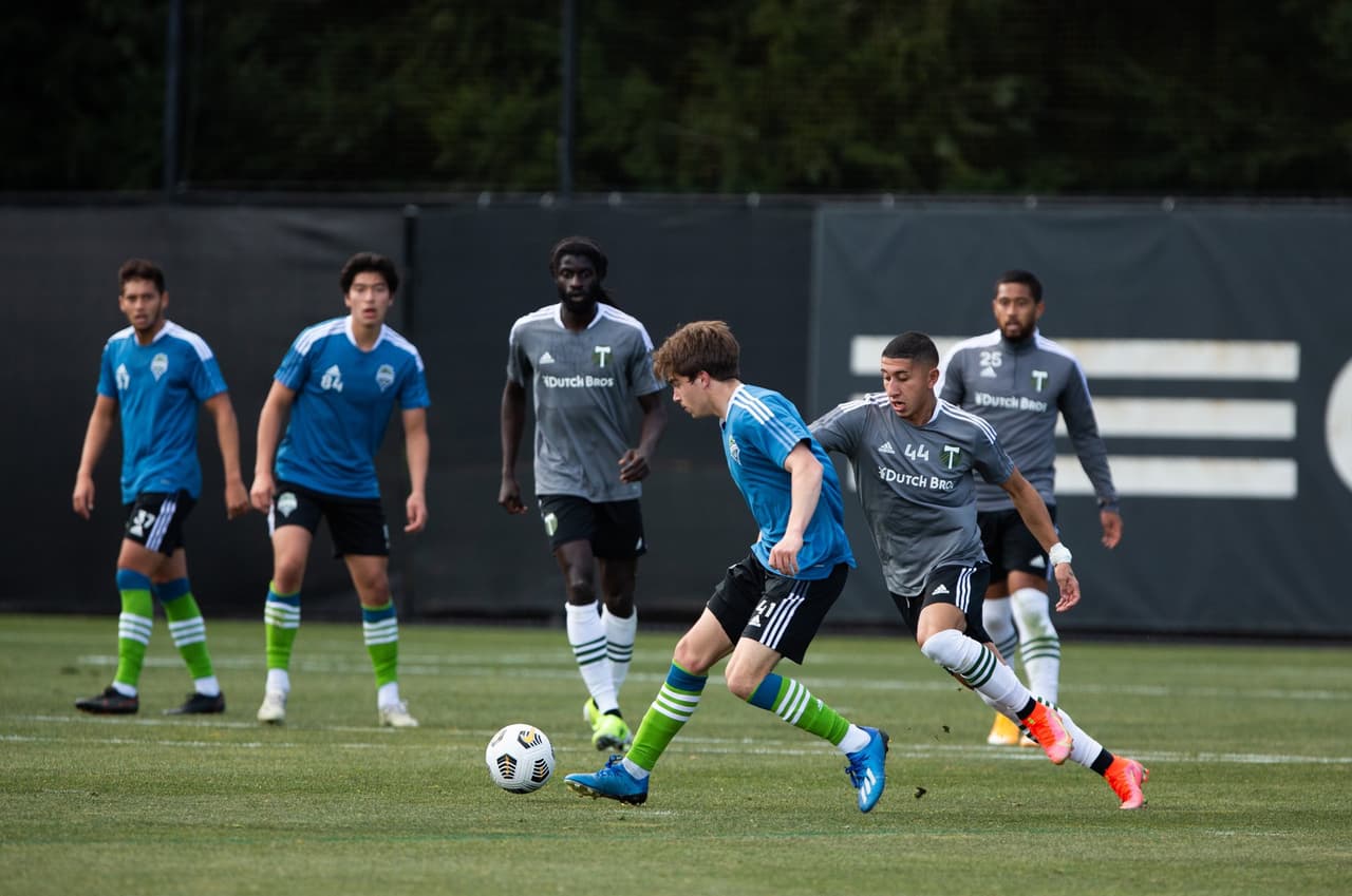 Se disputaron dos tiempos de juego. El primero finalizó sin goles, mientras que el segundo concluyó con un empate 1-1.