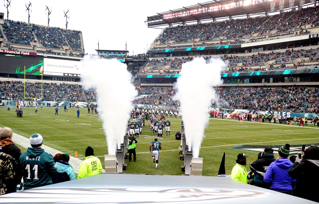La NFL vivió una nueva jornada en la que el colorido y humor de los fanáticos mezclados con el ánimos de las porristas y la energía de los espectáculos le dieron vida propia a la fiesta fuera de la competencia en el fútbol americano estadounidense.