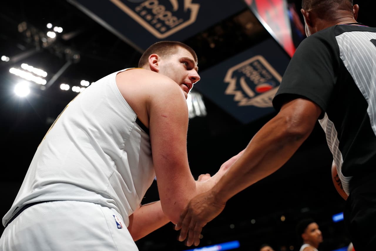 Los Portland Trail Blazers se impusieron 97-90 a los Denver Nuggets en Pepsi Center este miércoles y la serie de segunda ronda de Playoffs de la Conferencia del Oeste se iguala a un triunfo por bando. Estas son las mejores imágenes del Juego 2 de esta contienda.