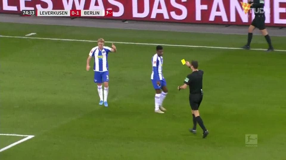 Tarjeta amarilla. El árbitro amonesta a Per Skjelbred de Hertha BSC