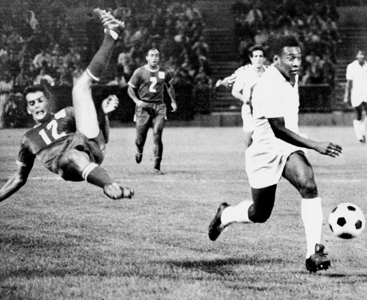 Si el conflicto paró o no es un incógnita; lo cierto es que Pelé y el Santos de Brasil jugaron en medio de la Guerra Civil nigeriana.