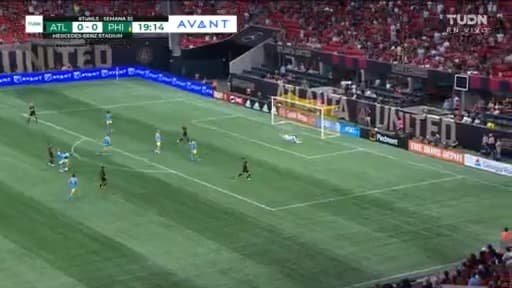 ¡Pasa demasiado cerca! Almada remata directo a portería y por poco anota