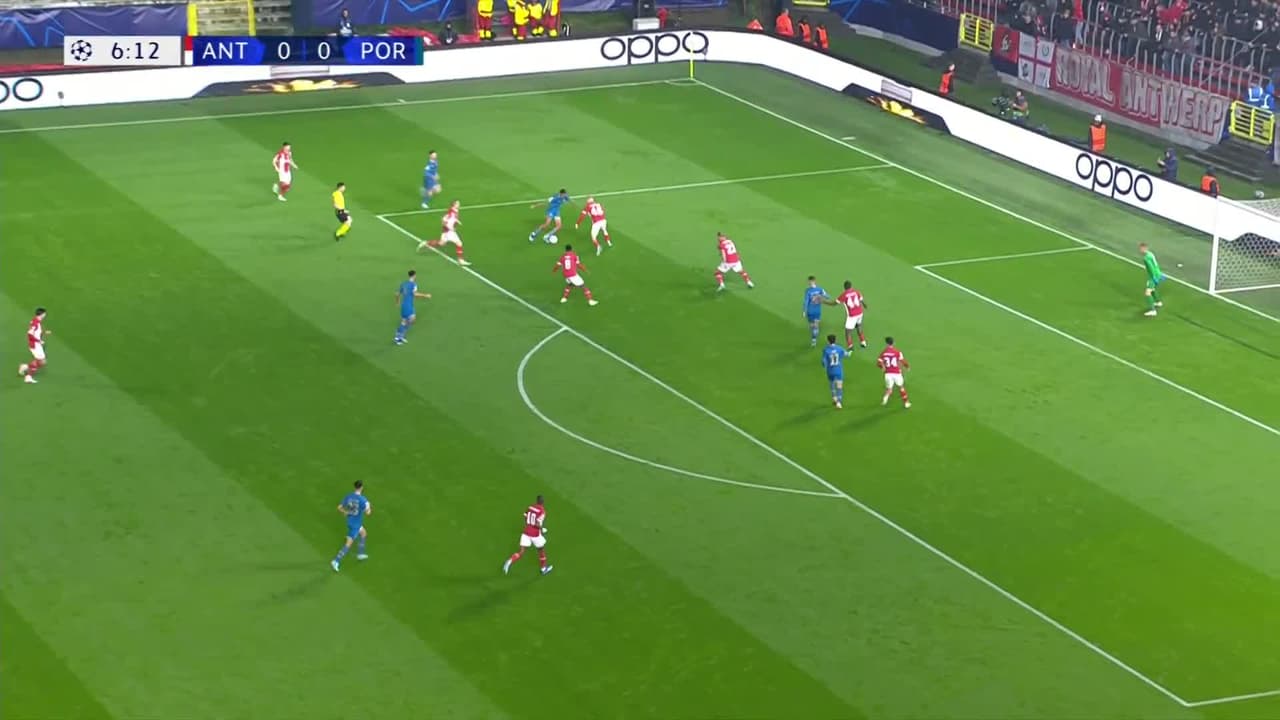 ¡TIRO ATAJADO! disparo por Stephen Eustáquio.