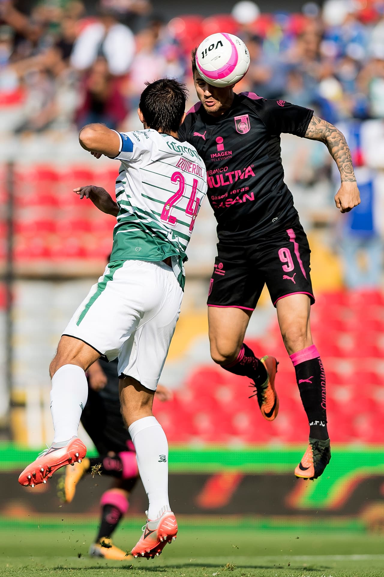 Tras el empate, Santos se volcó de nueva cuenta al ataque. Sólo con la victoria podían mantener ciertas aspiraciones de clasificación.