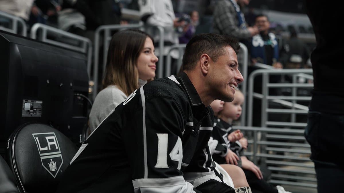 Chicharito, estrella invitada en la NHL con LA Kings
