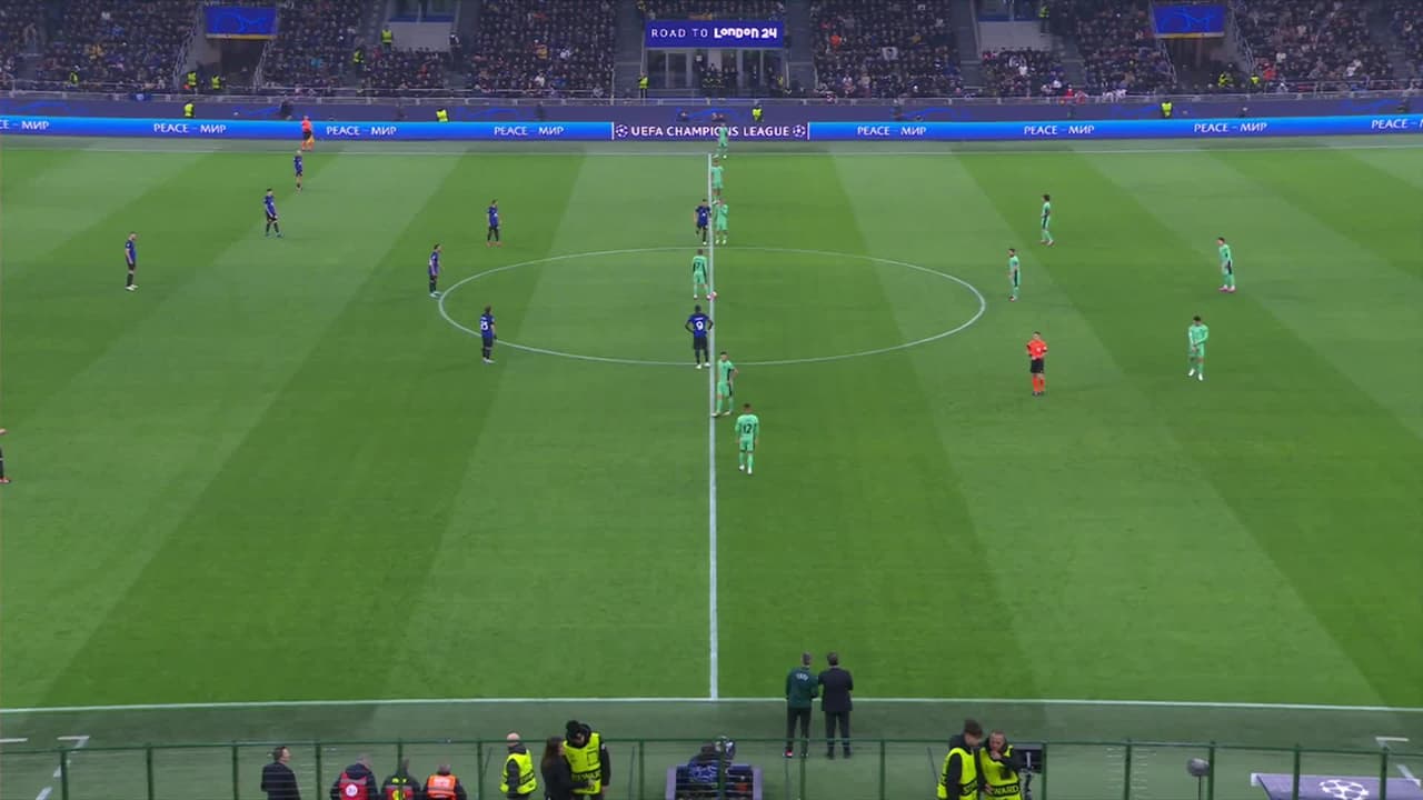 Arranca el partido y la pelota está en juego.