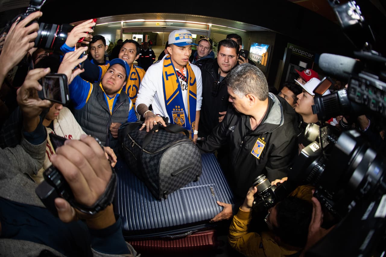 El defensa Carlos Salcedo llegó a Monterrey en la noche del domingo para unirse a Tigres UANL, en medio de una decisión motivada por temas familiares y luego de su paso por Europa.