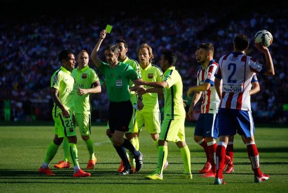 Los roces no se hicieron esperar en el partido, el árbitro tuvo que aplicar las tarjetas para calmar los ánimos.