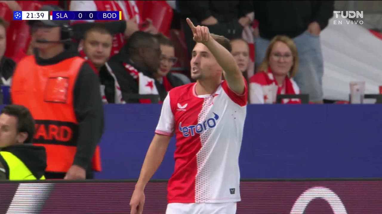 ¡GOL!  anota para Slavia Prague. Youssoupha Mbodji